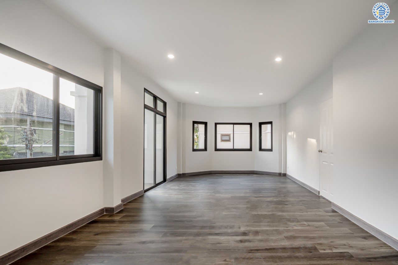 บ้านมือสองตกแต่งใหม่ ม.ปฐวีกาญจน์ ประชาชื่น-แจ้งวัฒนะ ทำเลโซนเมือง ดีไซน์สุด Classic เนื้อที่ 50 ตร.ว. ฟังก์ชัน 3 ห้องนอน 4 ห้องน้ำ ใกล้เซ็นทรัลแจ้งวัฒนะ สนามบินดอนเมือง เดินทางสู่ใจกลางเมืองได้อย่างรวดเร็วด้วย ทางด่วน"บางปะอิน-ปากเกร็ด" และรถไฟฟ้าสายสีชมพู "สถานีศรีรัช"